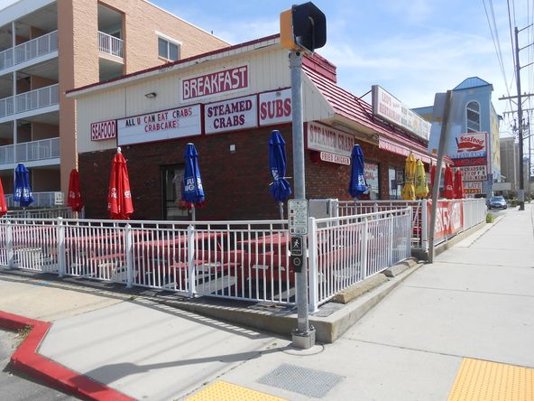 Leo's Seafood Restaurant : 13804 Coastal Hwy, Ocean City, MD 21842